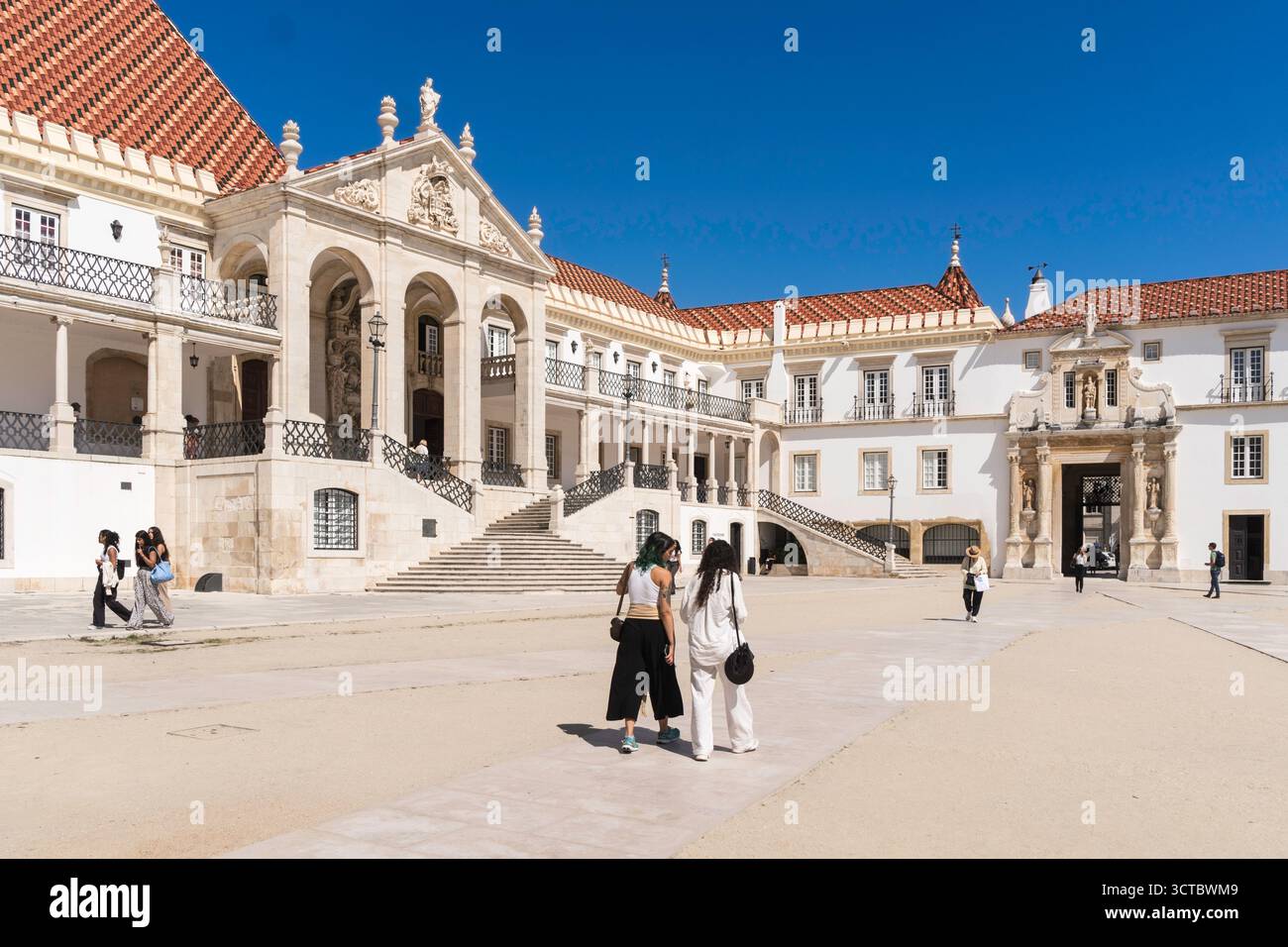 Besucher gehen durch den Innenhof der Universität Coimbra, Portugal Stockfoto