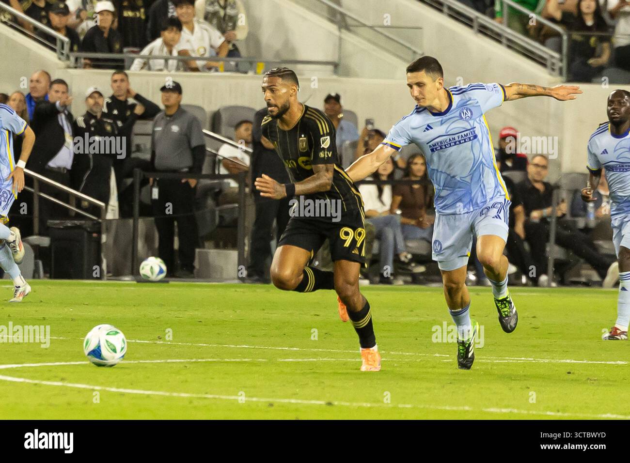 Denis Bouanga (99) kontrolliert den Ball in der zweiten Halbzeit während des Spiels gegen Atlanta United im BMO Stadium in Los Angeles, KALIFORNIEN am 5. Oktober 2025. (Foto: Corine Solberg/SIPA USA) Stockfoto