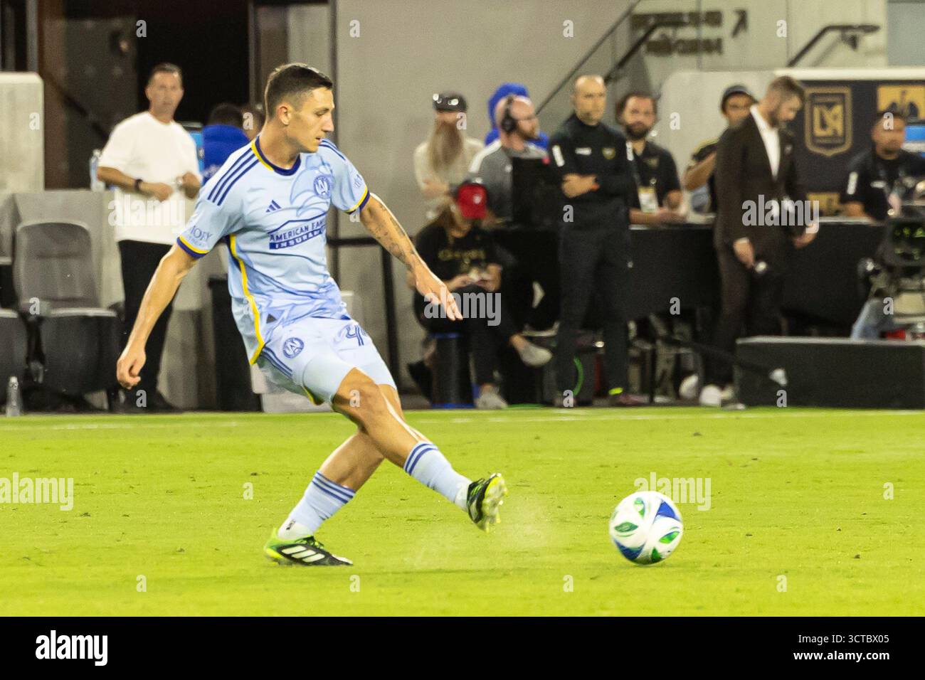 Atlanta United Mittelfeldspieler Bartosz Slisz (99) übergibt den Ball in der zweiten Halbzeit während des Spiels gegen Atlanta United im BMO Stadium in Los Angeles, KALIFORNIEN am 5. Oktober 2025. (Foto: Corine Solberg/SIPA USA) Stockfoto