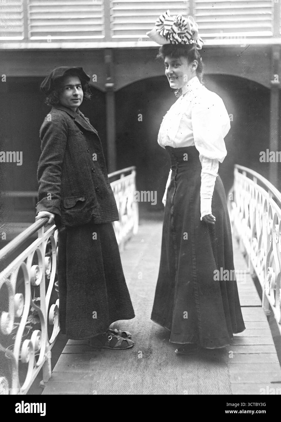 Miss Herxheimer und Miss Kellermann, bevor sie durch Paris schwimmen, fotografiert in den Deligny Bädern, 14. Juli 1906 Stockfoto