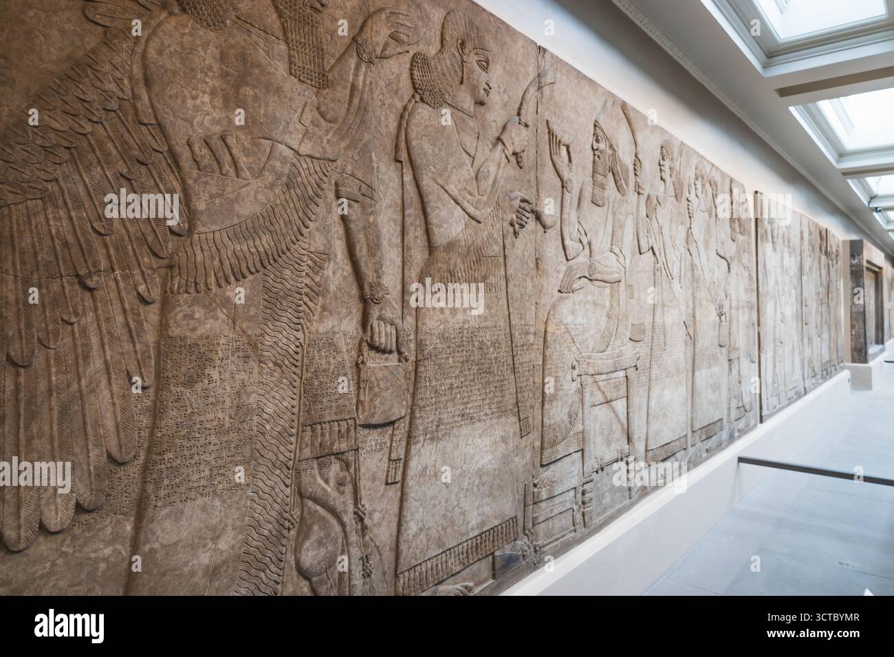 Antike Assyrische Steinreliefs im British Museum. London, Großbritannien, 27. Juni 2023 Stockfoto