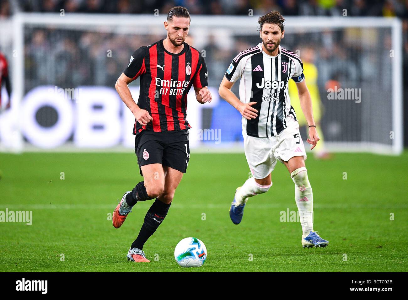 TURIN, ITALIEN - 5. OKTOBER: Adrian Rabiot vom AC Milan kämpft im Allianz Stadium am 5. Oktober 2025 in Turin um den Ball mit Manuel Locatelli vom Juventus FC. (Foto: Alberto Gandolfo/BSR Agency) Stockfoto