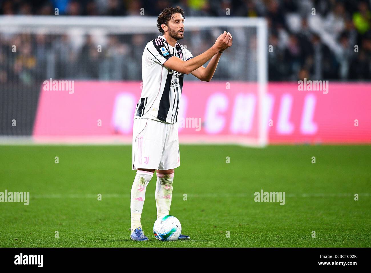 TURIN, ITALIEN - 5. OKTOBER: Manuel Locatelli von Juventus FC reagiert beim Spiel der Serie A zwischen Juventus FC und AC Milan im Allianz Stadium am 5. Oktober 2025 in Turin. (Foto: Alberto Gandolfo/BSR Agency) Stockfoto