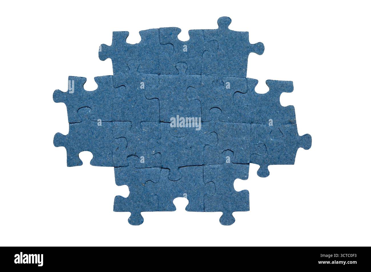 Blaues Puzzle isoliert auf weiß. Ein Stück Puzzles, das zusammen platziert wird. Stockfoto