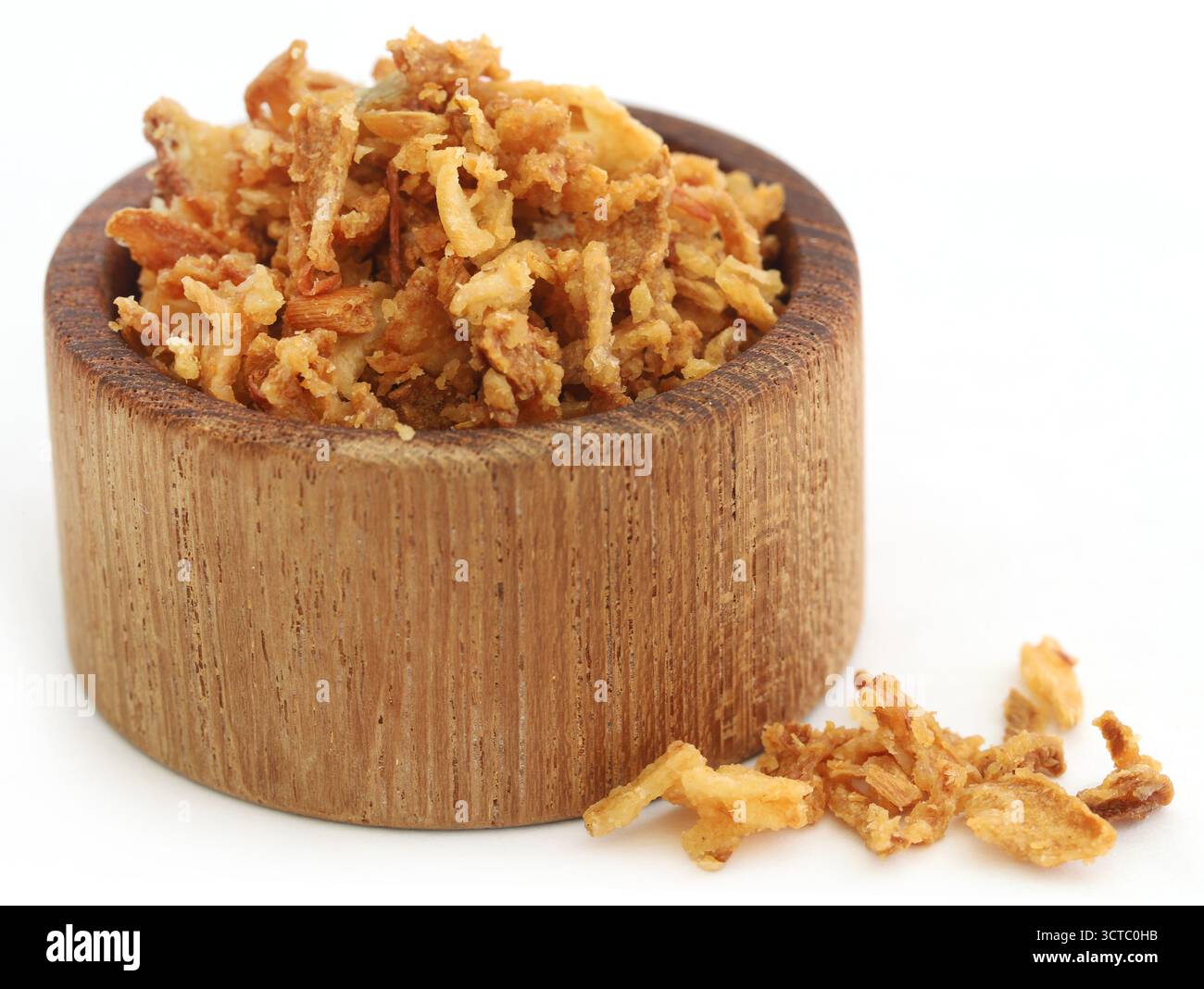 Knusprige gebratene Zwiebeln in einer Schüssel auf weißem Hintergrund Stockfoto