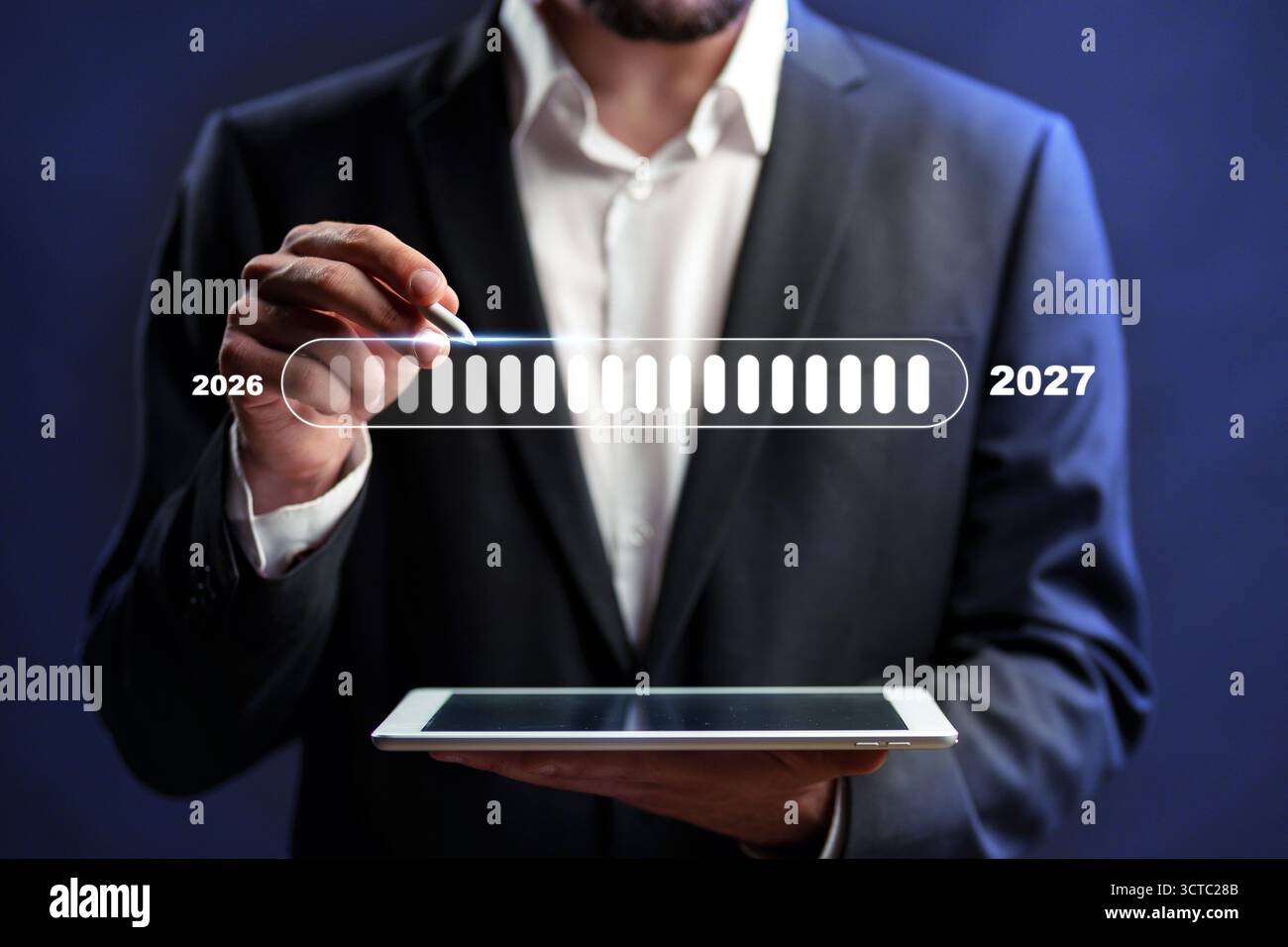 Geschäftsmann, der den Zeitplan der Projektziele für die Jahre 2026 und 2027 veranschaulicht Stockfoto