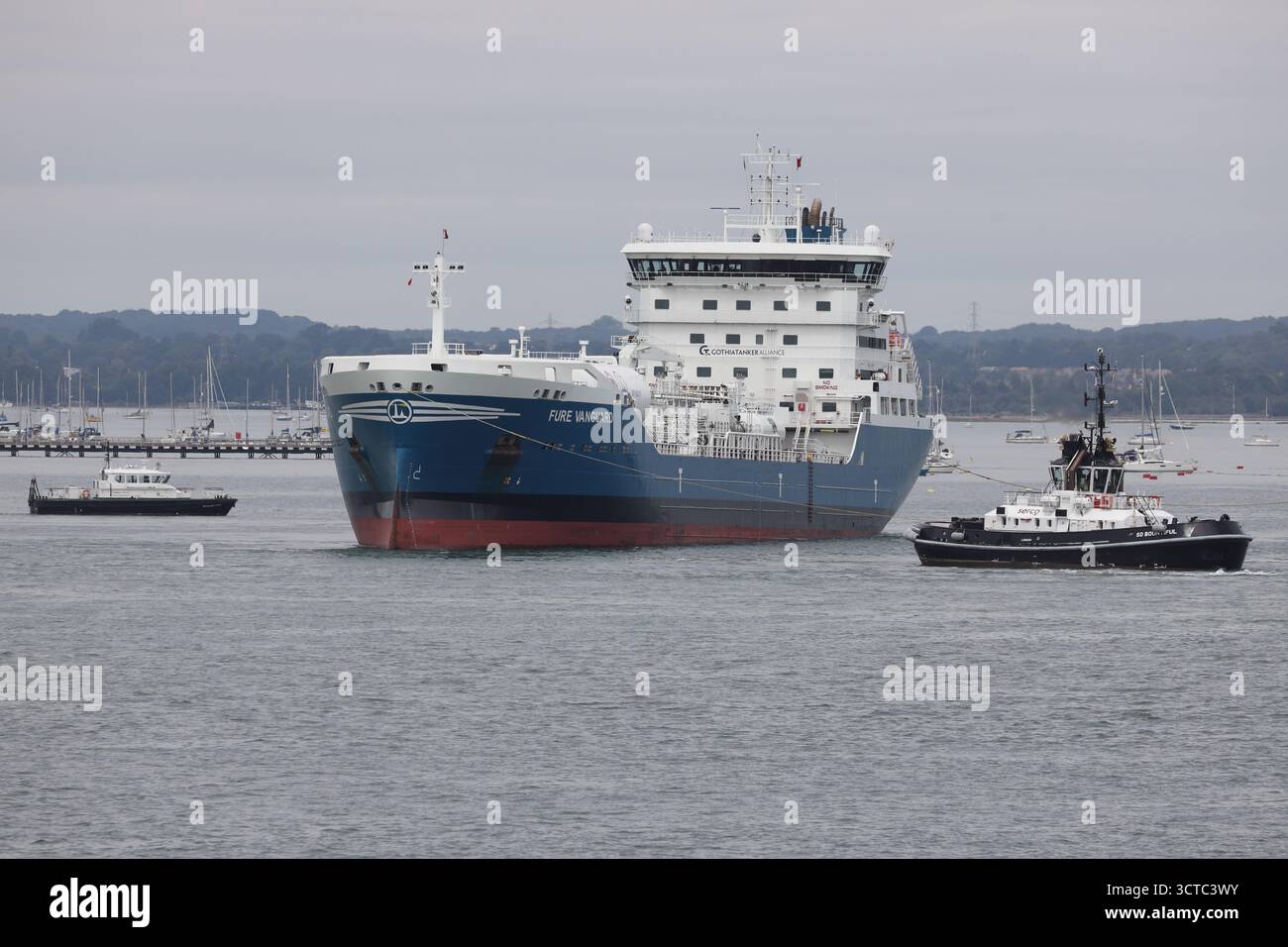 Der Tanker MV FURE AVANTGARDE bereitet sich darauf vor, den Hafen zu verlassen. Das Schiff wird von der britischen Operational Energy Authority betrieben, die die Militärbasen mit Treibstoff versorgt Stockfoto