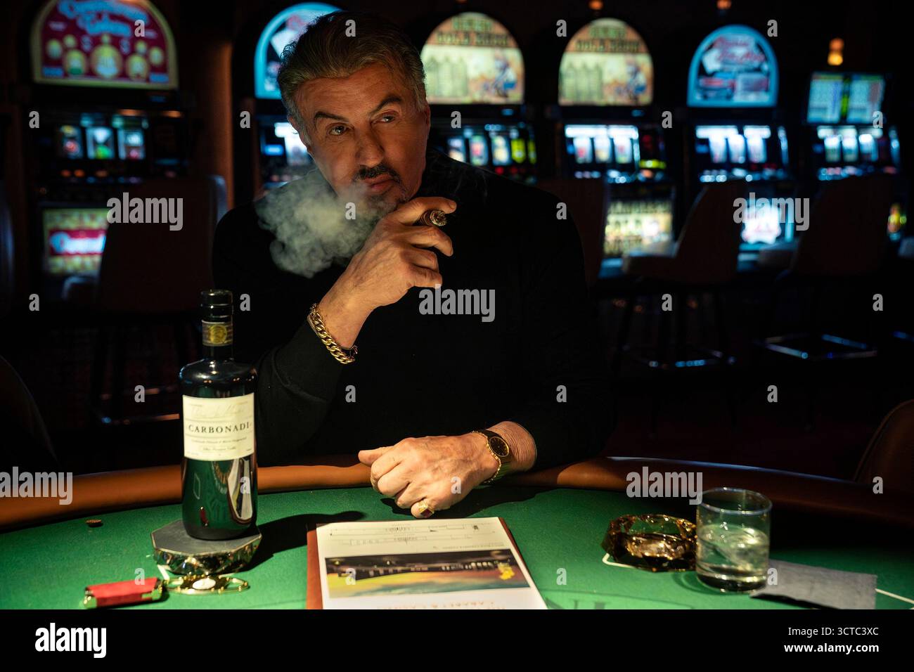 Tulsa King (2022-) Fernsehserie von Taylor Sheridan und Terence Winter mit Sylvester Stallone als Dwight „der General“ Manfredi, einem New Yorker Mafia-Capo, der in Tulsa, Oklahoma, ein kriminelles Imperium aufbaut, nachdem er von seiner Mafia-Familie ins Exil geschickt wurde. Werbefoto NUR für REDAKTIONELLE VERWENDUNG IN Staffel 2. Kredit: BFA / Brian Douglas / Paramount+ Stockfoto