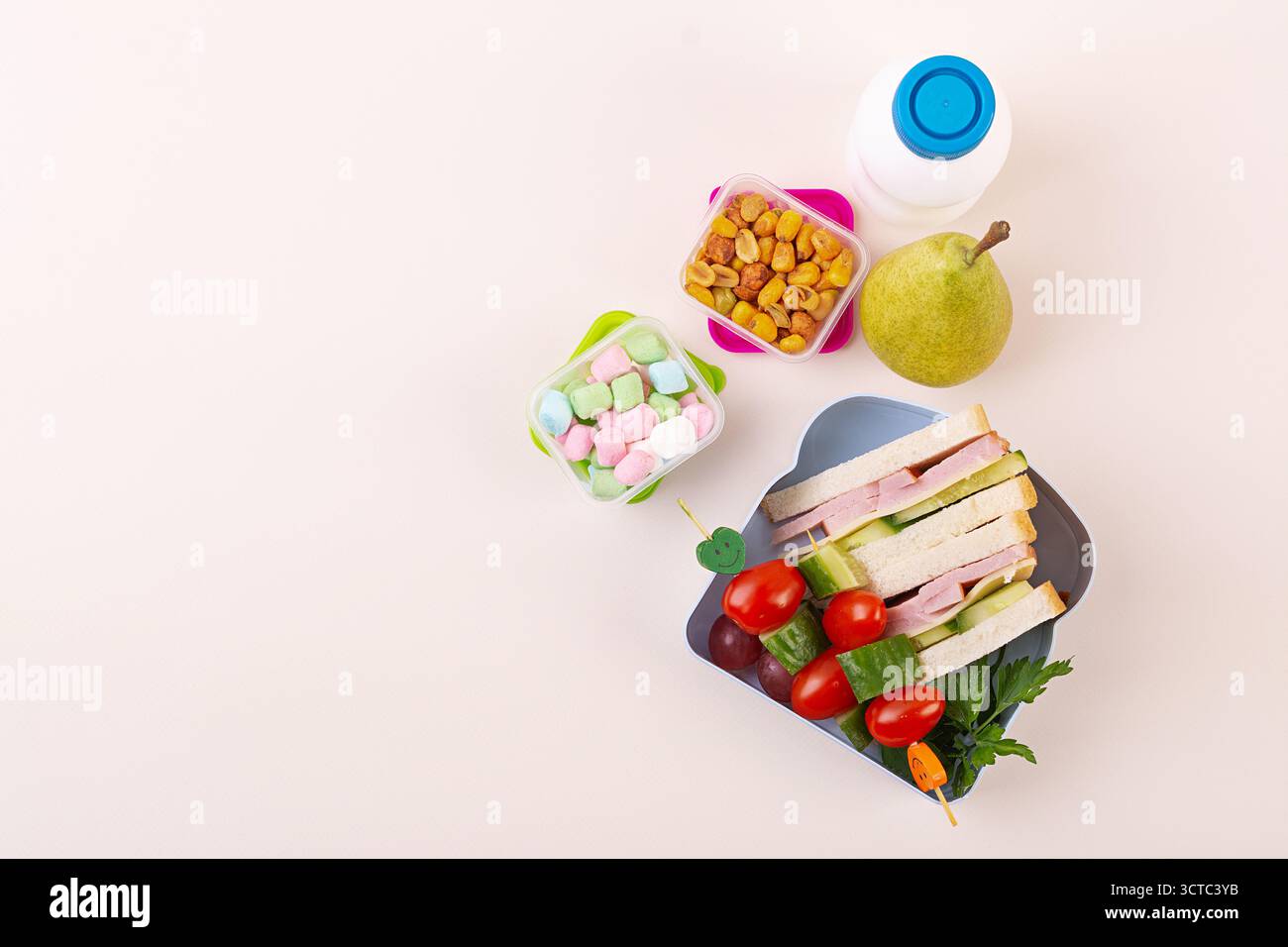 Gesundes Schulessen mit Sandwich und Snacks Stockfoto