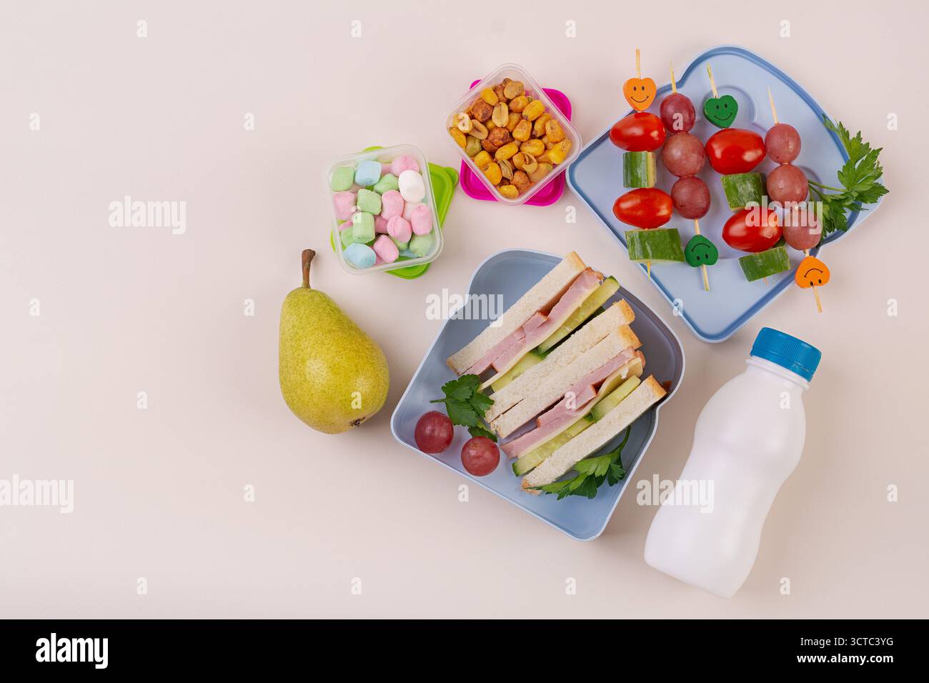 Gesunde Schule Lunch Box mit Sandwich und Snacks Stockfoto