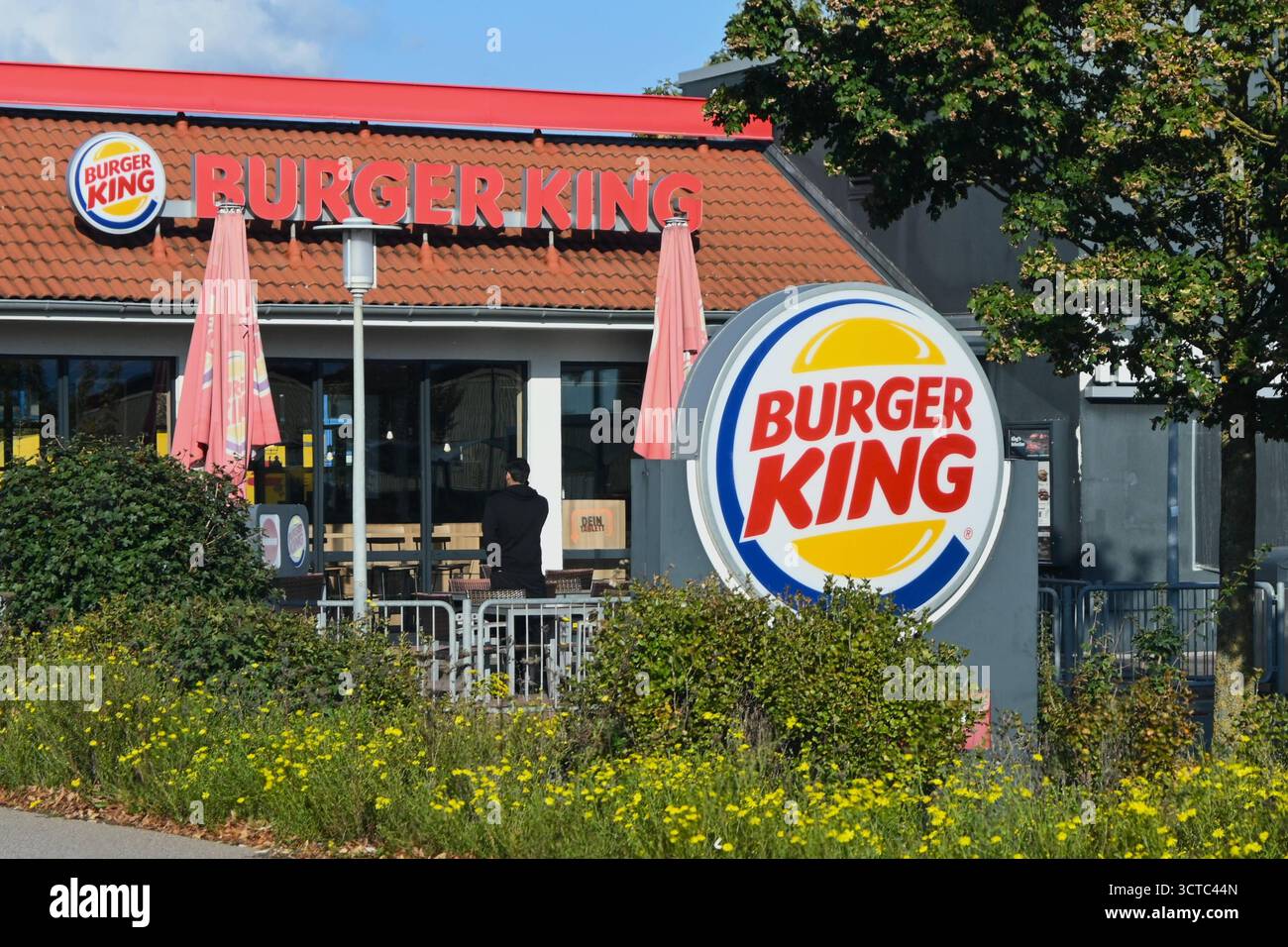 Burger King Fastfood - Restaurant. BurgerKing ist eine US-amerikanische Schnellrestaurantkette mit Sitz im Miami-Dade County, Florida, die als Systemgastronomie ein weltweites Restaurantnetz aufgebaut hat. Die rund 17800 Restaurants werden zu rund 90 Prozent von selbständigen Franchisepartnern geführt. Burger King gehört zusammen mit Tim Hortons und Popeyes Louisiana Kitchen zu Restaurant Brands International, die ihren Sitz im kanadischen Oakville hat *** Burger King Fast Food Restaurant BurgerKing ist eine amerikanische Fast Food Restaurantkette mit Sitz in Miami Dade County, Florida, die gebaut hat Stockfoto