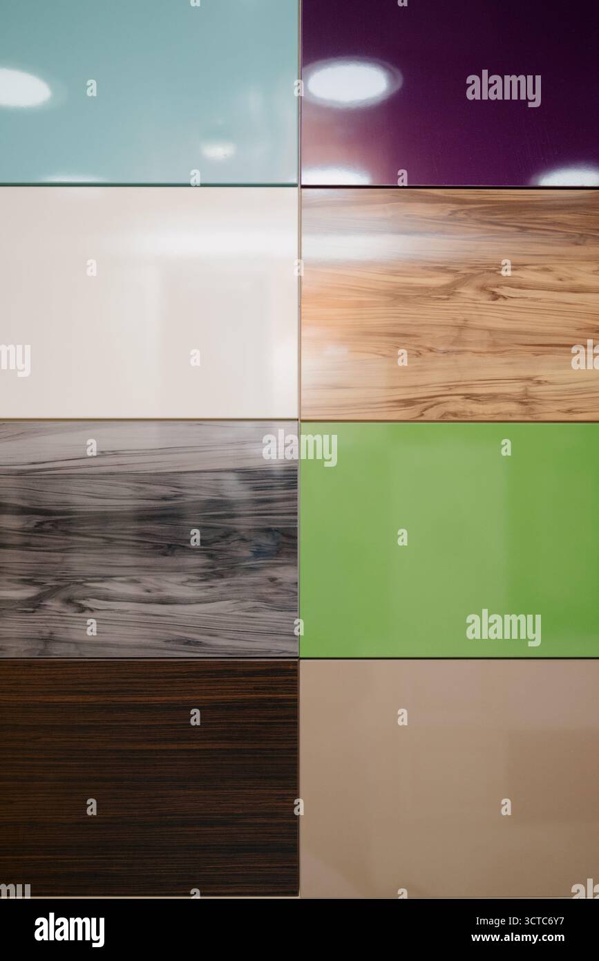 Muster von Küchenfronten in verschiedenen Farben und Texturen mit klassischem Panel zur Designauswahl Stockfoto