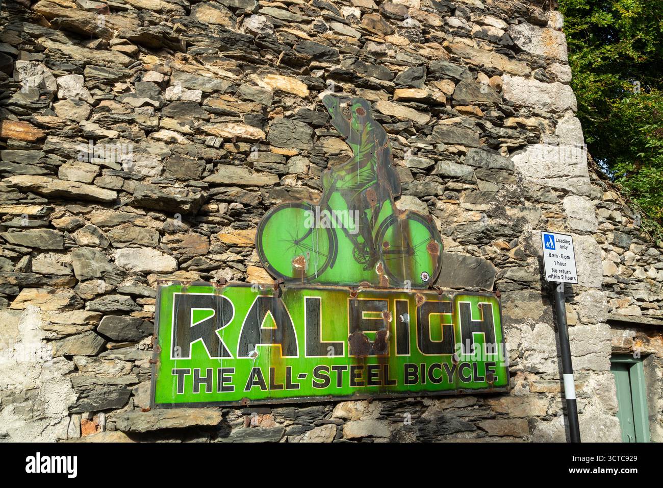 Altes Raleigh Fahrradwerbung-Schild in Cartmel, Cumbria, England Stockfoto