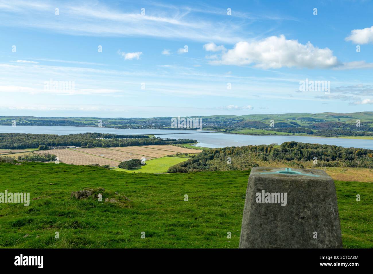 Blick auf den River Leven und den Leven Viaduct von How Barrow fiel über Cartmel, Cumbria, England Stockfoto