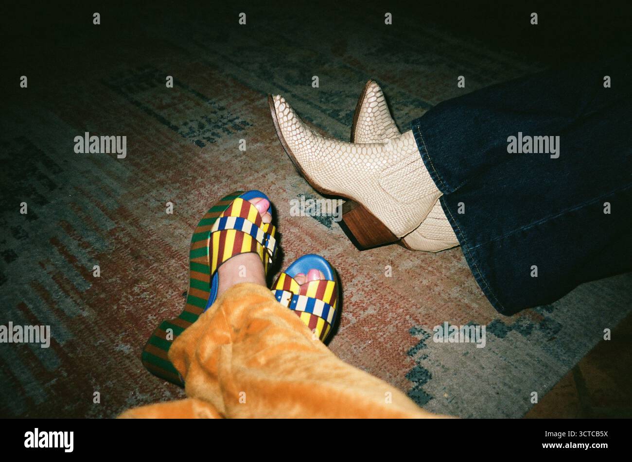 Zwei stylische Schuhe Stockfoto