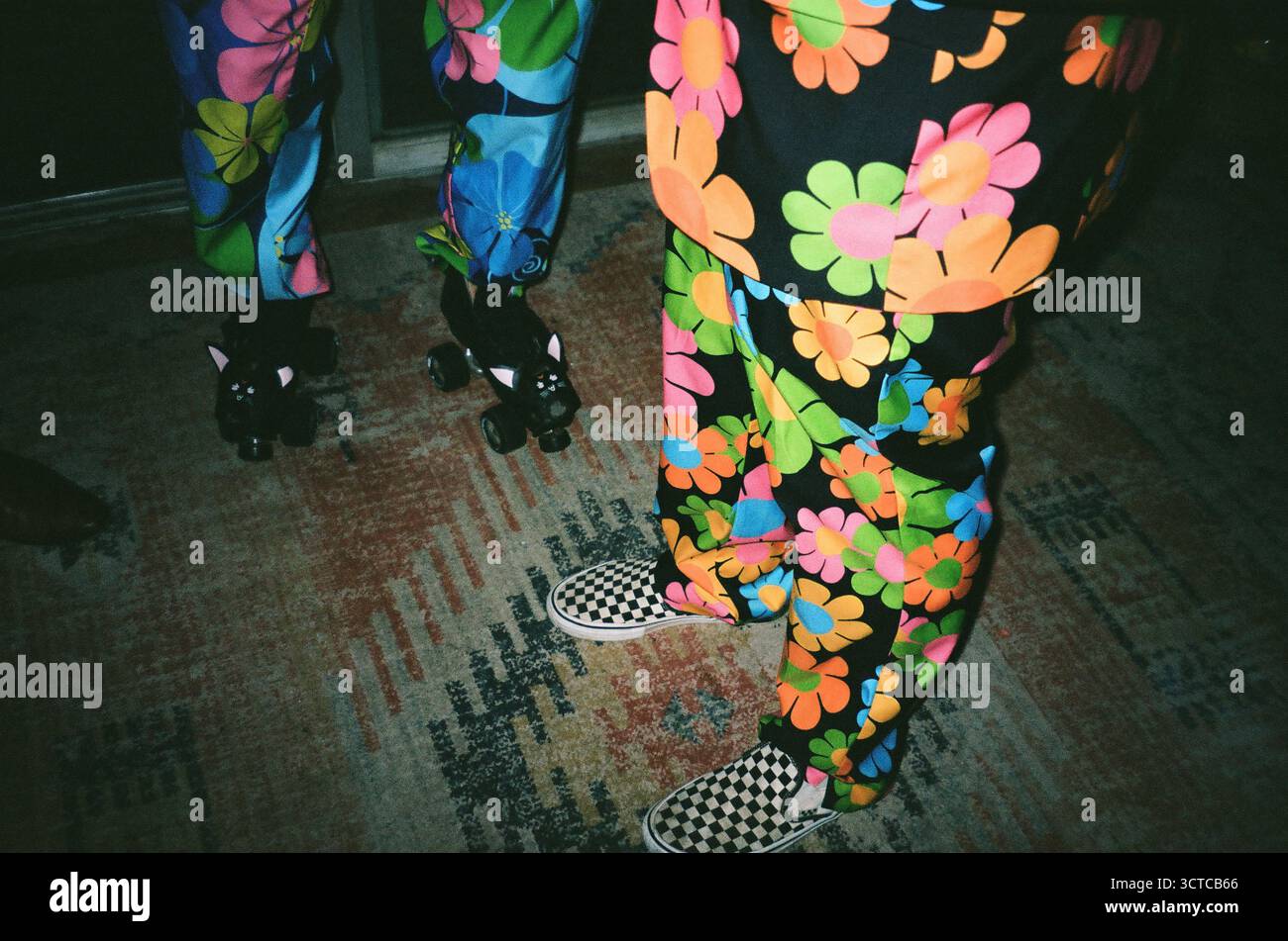 Farbenfrohe Outfits mit Blumenmuster und flippigen Rollschuhen Stockfoto