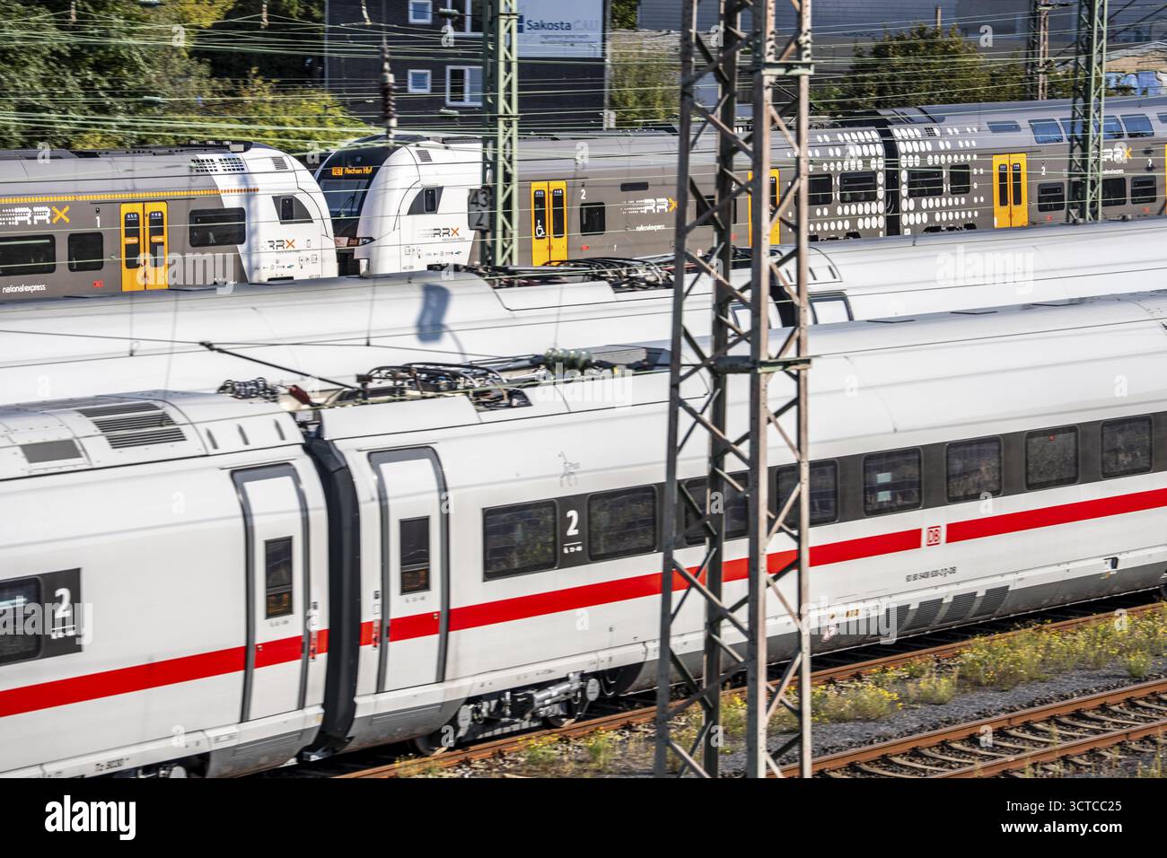 ICE-Züge auf der Bahnstrecke, RRX, Rhein-Ruhr-Express, Regionalzug, nördlich des Düsseldorfer Hauptbahnhofs, Nordrhein-Westfalen, Deutschland Stockfoto