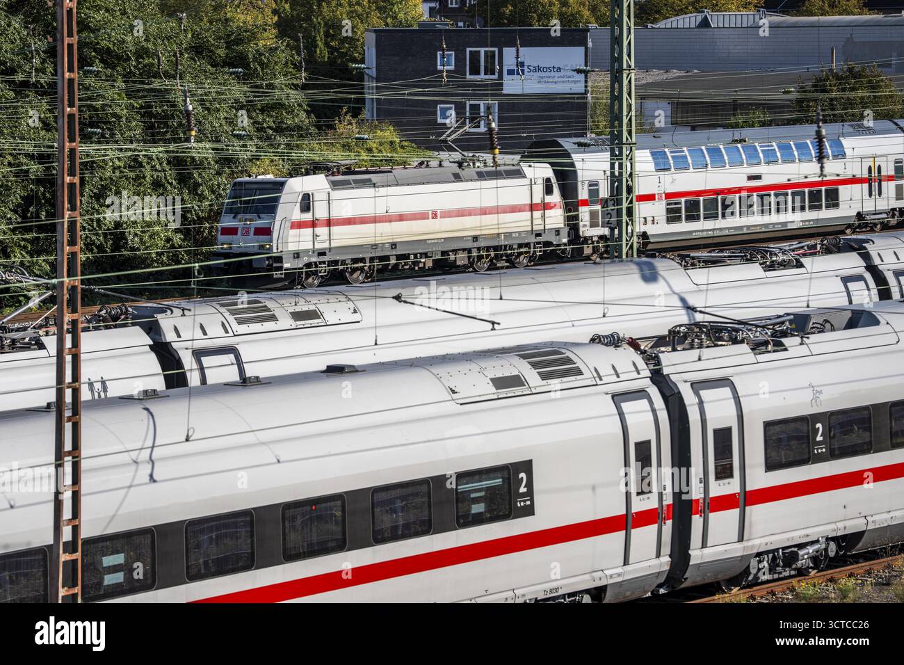 ICE-Züge auf der Bahnstrecke, IC, Intercity-Zug, nördlich des Düsseldorfer Hauptbahnhofs, Nordrhein-Westfalen, Deutschland Stockfoto