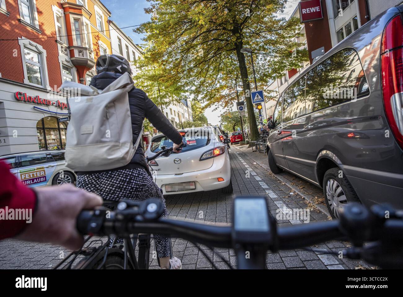 Radfahren in der Stadt, Stadtstraße, Radweg, Zweiradverkehr hat Priorität, 30 km/h Zone, Radfahrerperspektive, Essen, Nordrhein-Westfalen Stockfoto