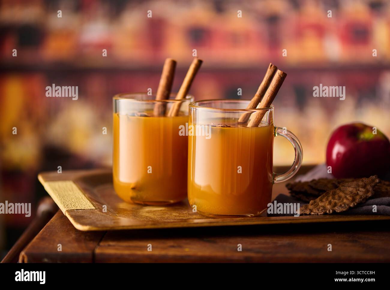 Apfelwein aus biologischem Anbau auf Tablett Stockfoto