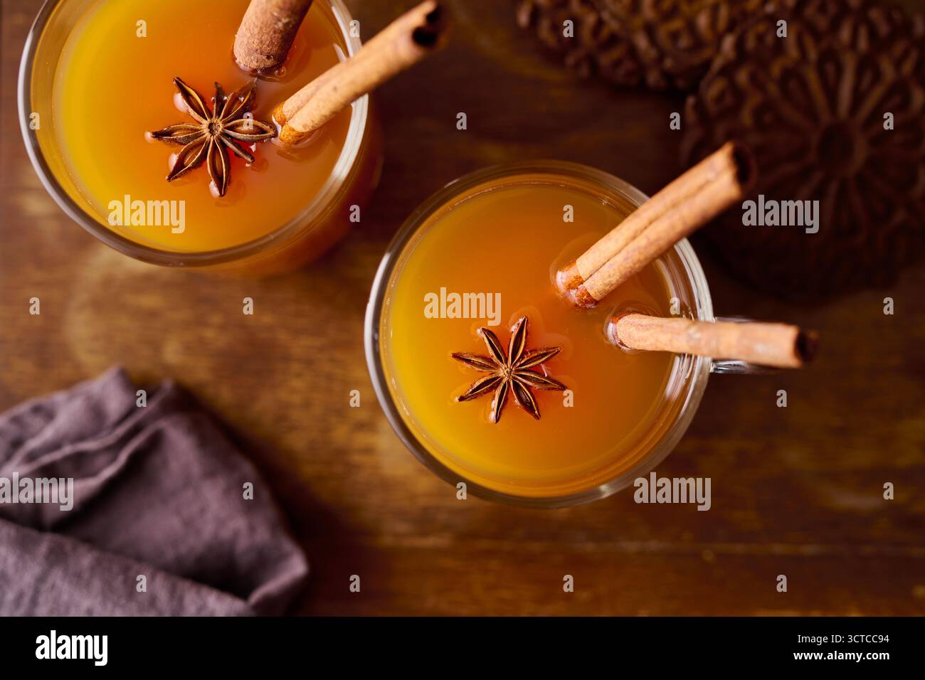 Draufsicht auf Bio-Apfelwein Stockfoto