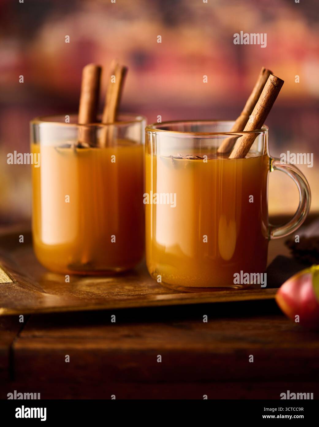 Zwei Gläser Bio-Apfelwein Stockfoto