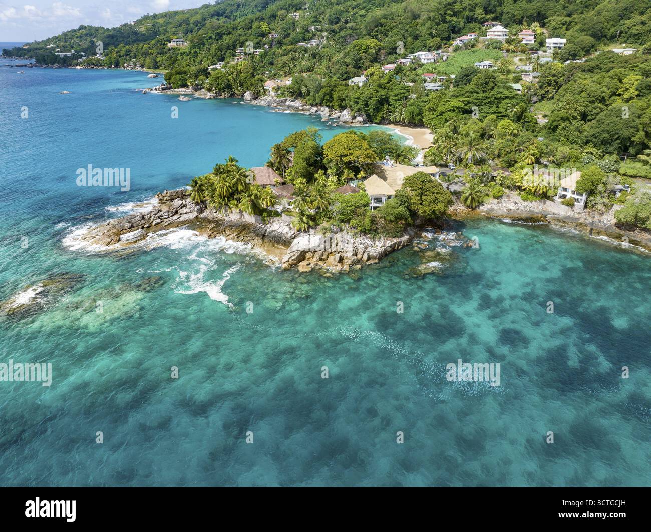 Aerial View, North West Coast, Glacis Beach, mit Hotels und Dörfern, Mahe Island Seychellen, Glacis, Glacis, Seychellen Stockfoto