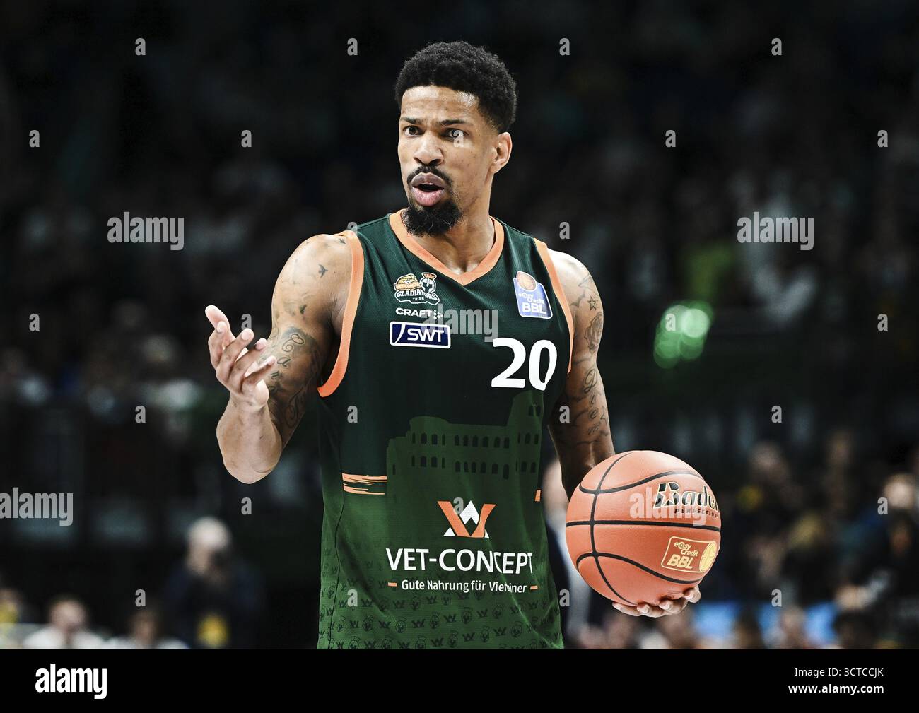 Basketball, easyCredit BBL Basketball Alba Berlin, Gladiators Trier, f.l. Urald King (Gladiators Trier) gibt Anweisungen, Gesten mit den Armen, ge Stockfoto