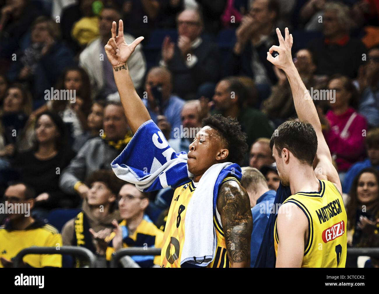 Basketball easyCredit BBL Basketball Alba Berlin Gladiators Trier, u.a. Boogie Ellis (Alba Berlin), Jonas Mattisseck (Alba Berlin) jubelnd über das Stockfoto