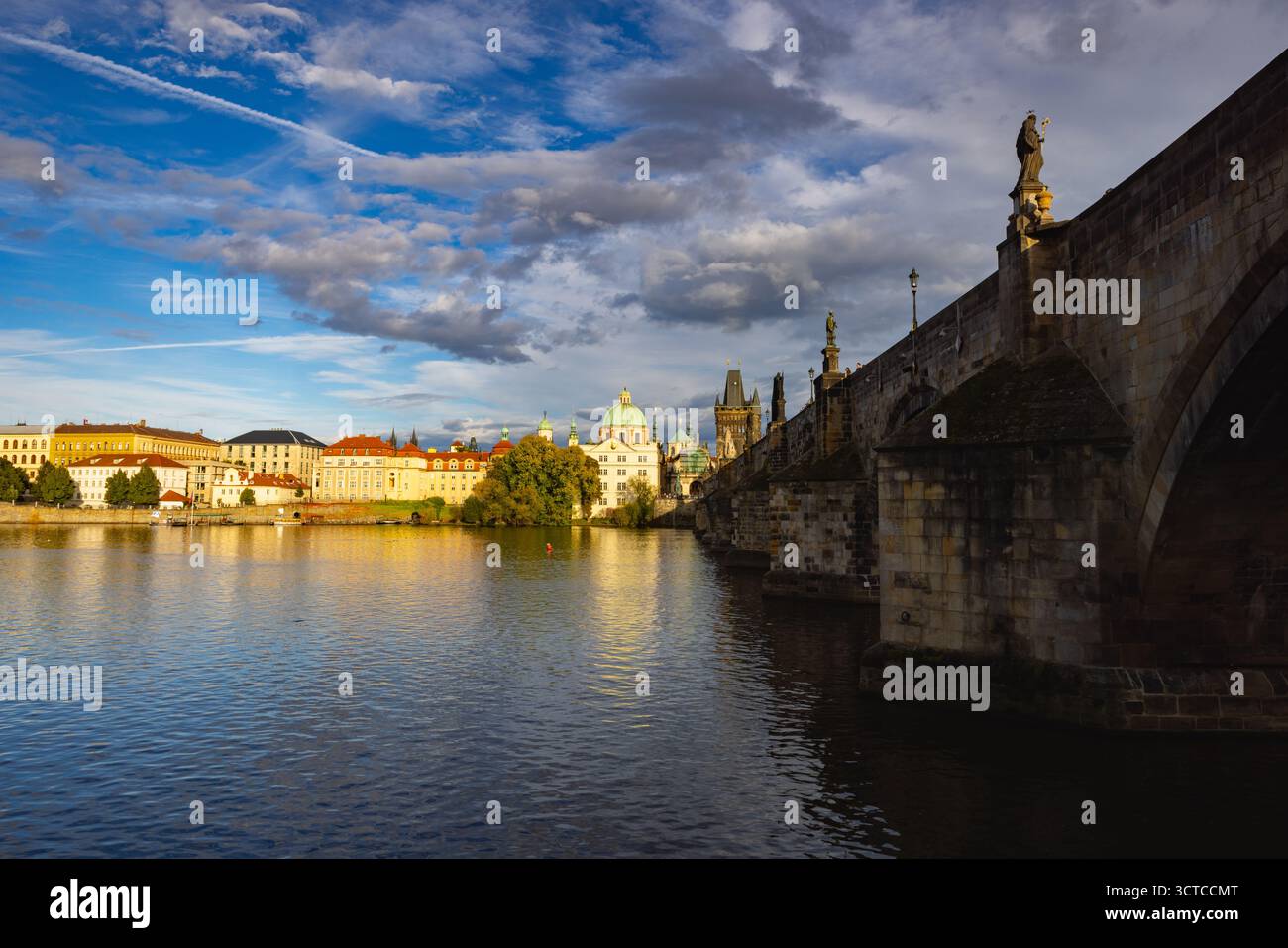 Die berühmte Karlsbrücke bei Sonnenuntergang, Prag, Tschechien Stockfoto
