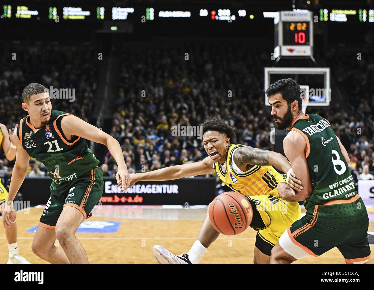 Basketball easyCredit BBL Basketball Alba Berlin Gladiators Trier, von links Evans Rapieque (Gladiators Trier), Boogie Ellis (Alba Berlin), Behnam Yak Stockfoto