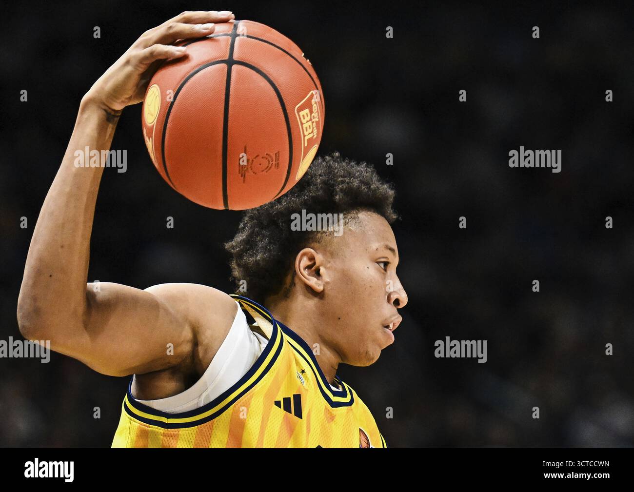 Basketball easyCredit BBL Basketball Alba Berlin Gladiators Trier, von links Boogie Ellis (Alba Berlin) auf dem Ball Stockfoto