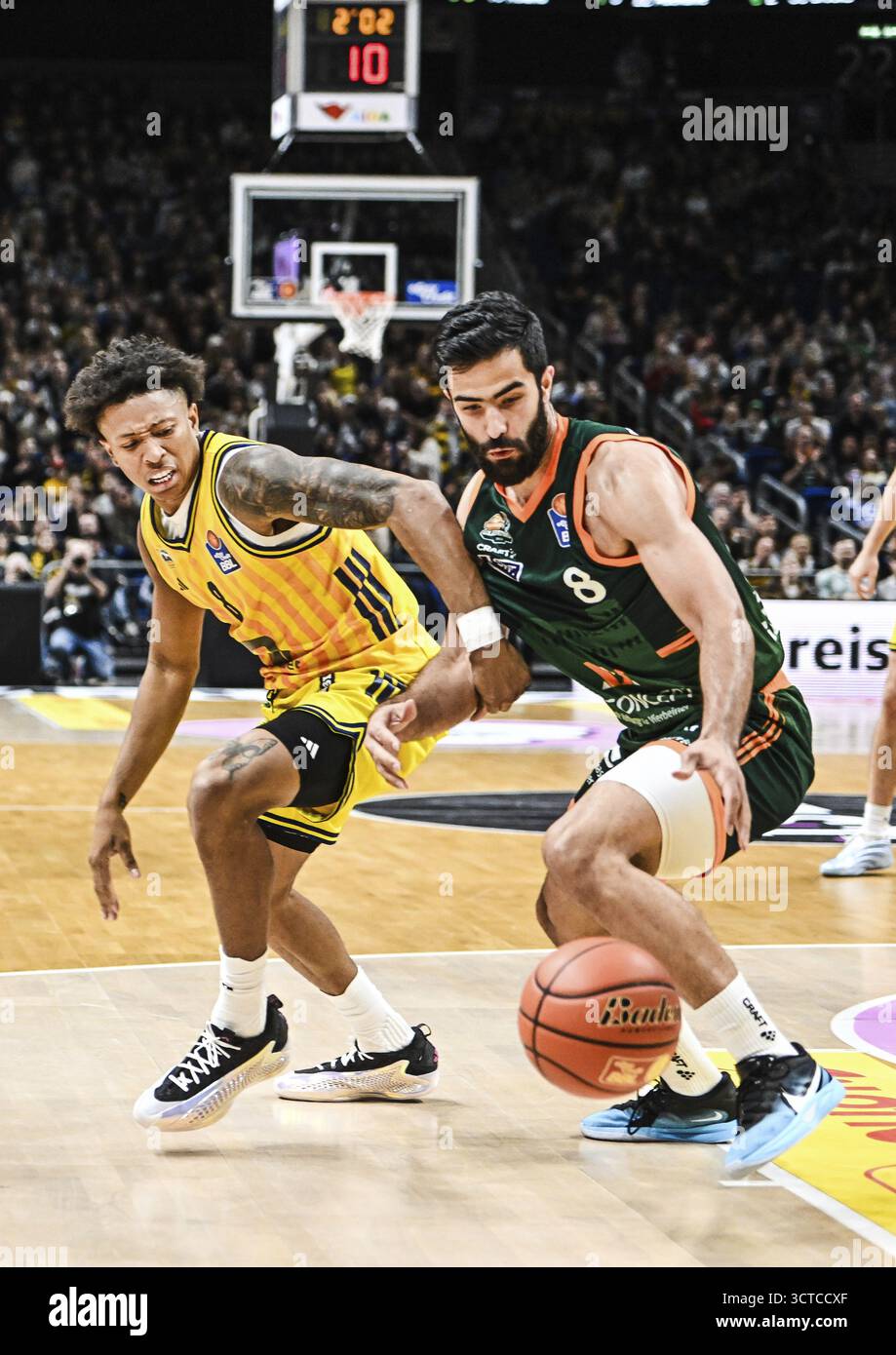 Basketball easyCredit BBL Basketball Alba Berlin Gladiators Trier, f.l. Boogie Ellis (Alba Berlin), Behnam Yakhchali (Gladiators Trier) Duell, Fight, t Stockfoto