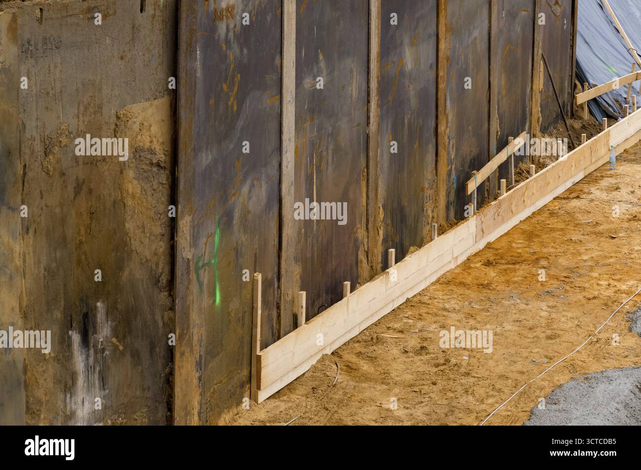 Stahlblechpfähle, die bei tiefen Aushubarbeiten eine Stützwand bilden Stockfoto