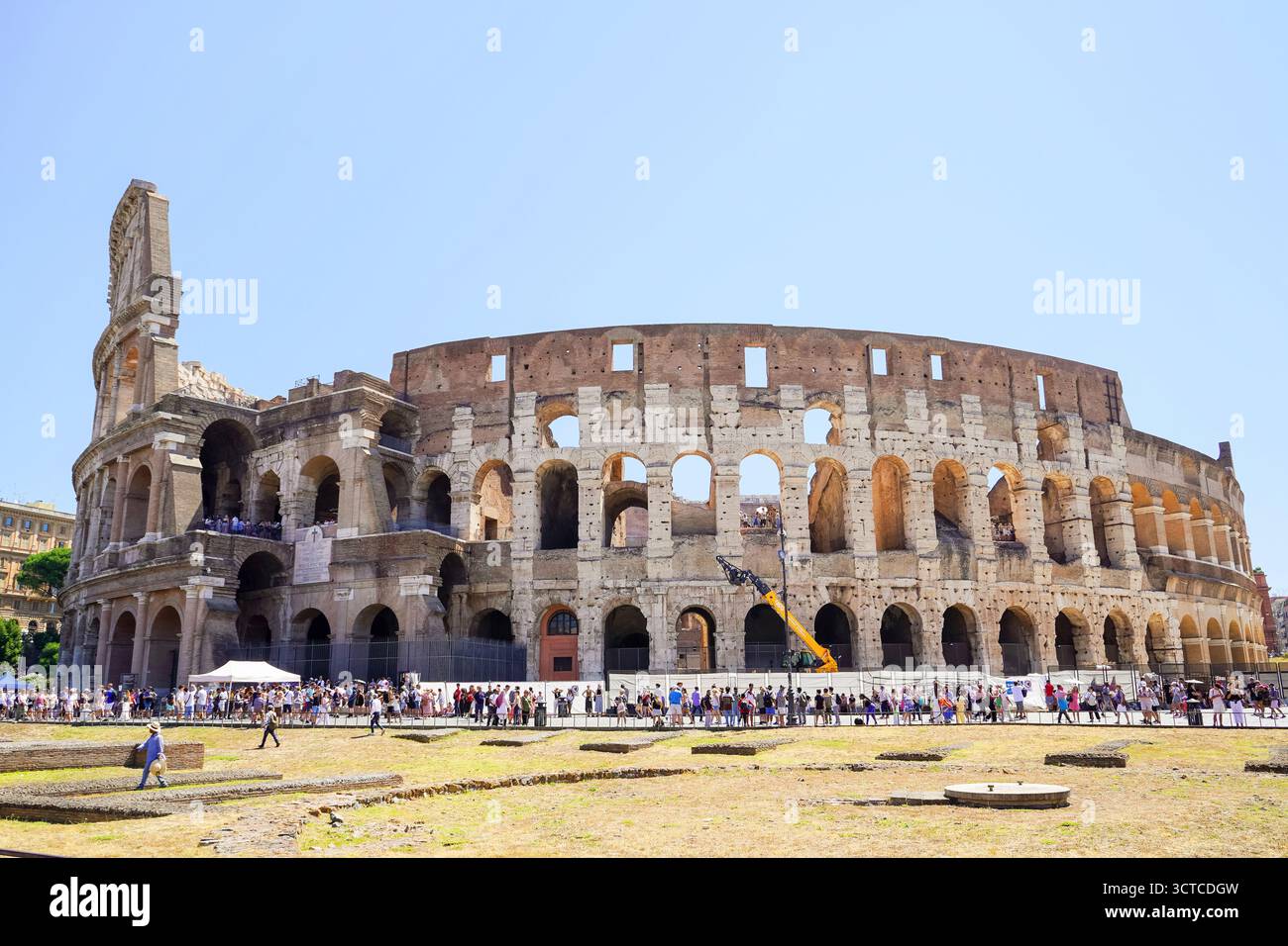 Ein weitläufiger Landschaftsblick auf das Kolosseum in Rom, Italien Stockfoto