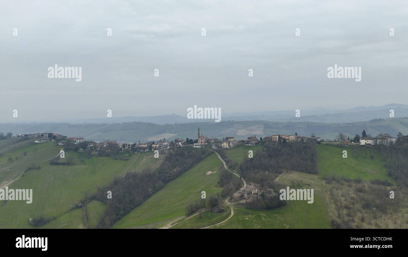 Blick auf die Drone von Baccedasco Alto das malerische italienische Hamlet, eingebettet in die sanften grünen Hügel in der Region Piacenza von Emilia-Romagna Countrysi Stockfoto