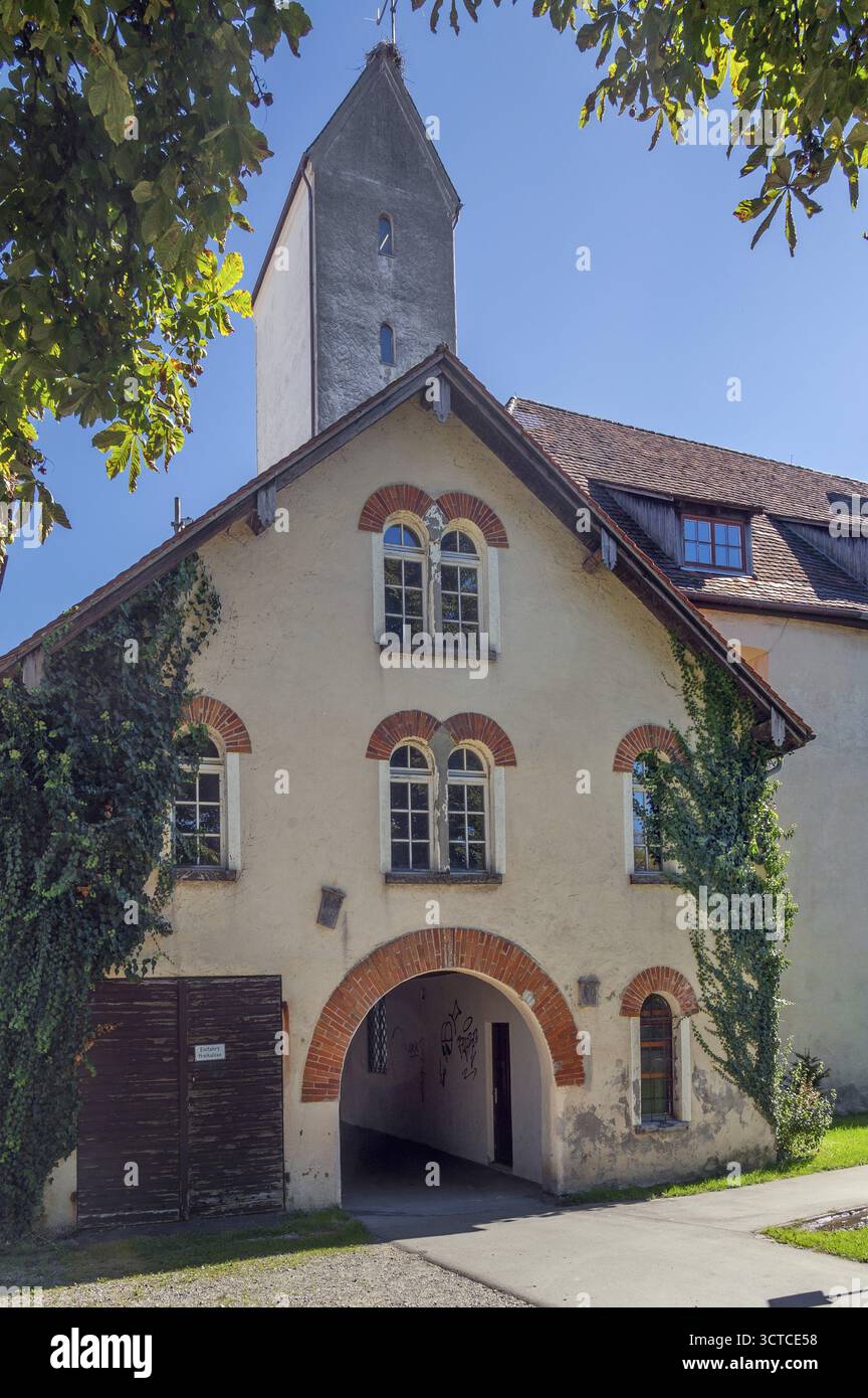 Turm mit Spitzdach, Haus mit Rundfenstern und Torbogen, Durchgang zur Altstadt, Leutkirch, Allgäu, Baden-Württemberg, Deutschland Stockfoto