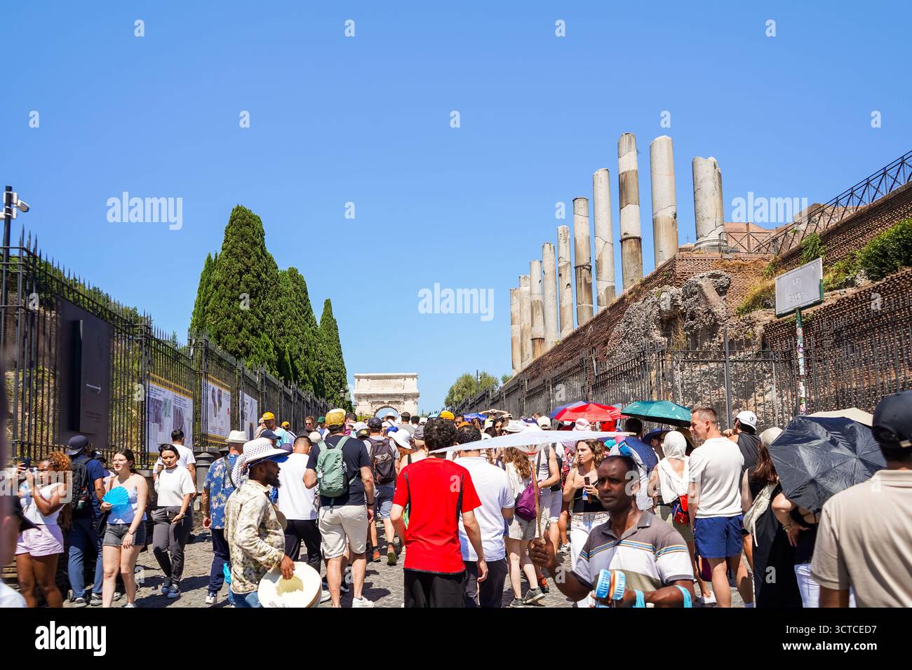 Touristen stehen in der Schlange und warten darauf, ins Forum Romanum zu kommen Stockfoto