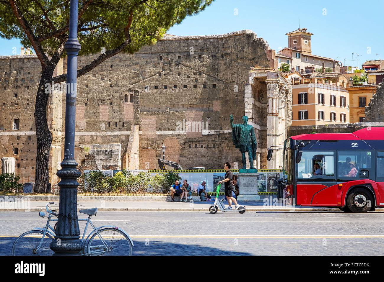 Via dei Fori Imperiali, Statue von Kaiser Caesar Nerva Stockfoto