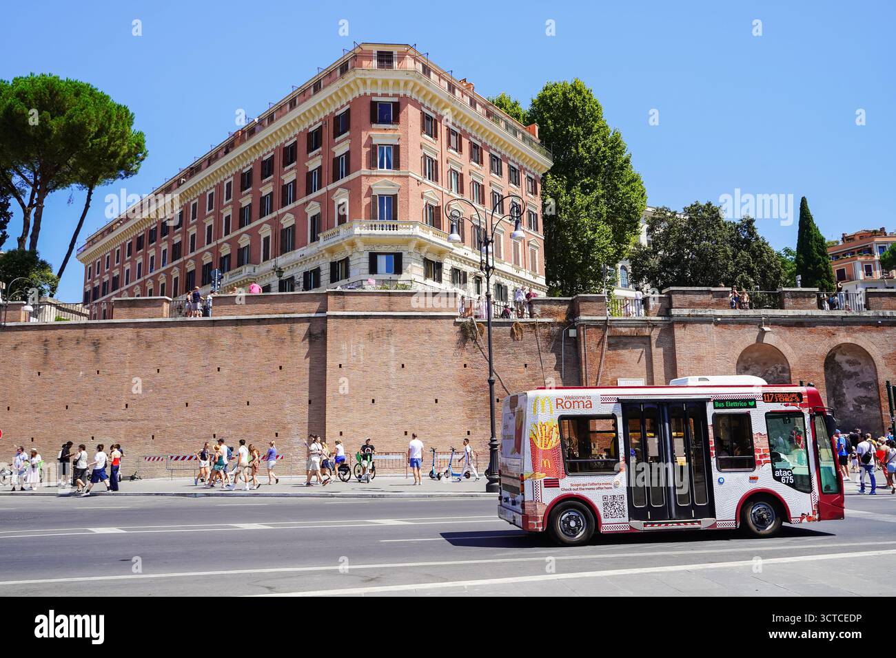 Ein öffentlicher Elektrobus auf der Via dei Fori Imperiali Stockfoto
