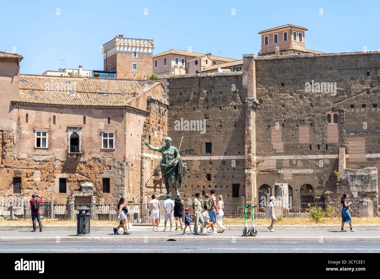 Statue von Julius Cäsar, Via dei Fori Imperiali, Rom Stockfoto