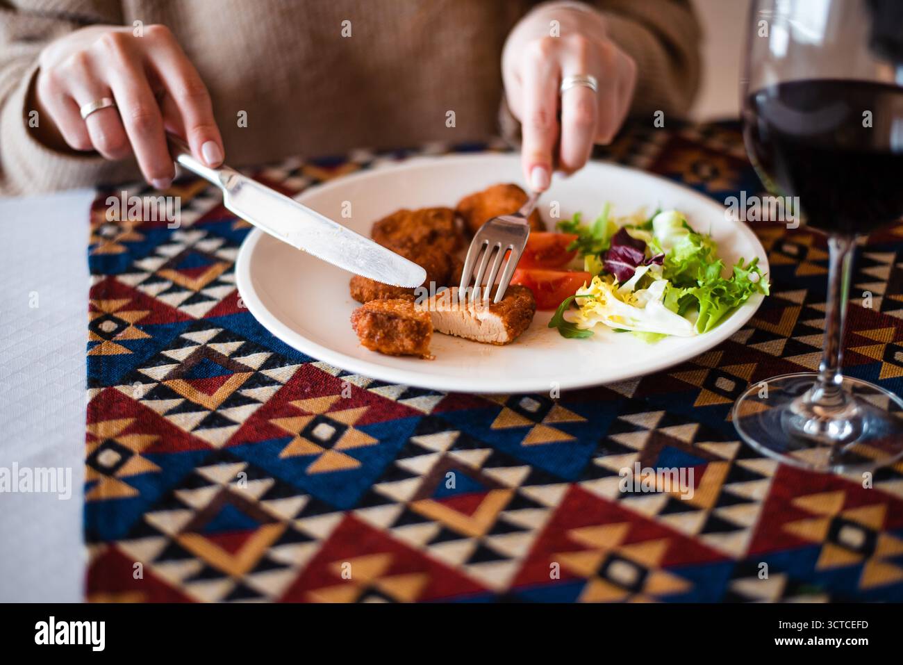 Pflanzliche Mahlzeit mit Salat und Wein Stockfoto