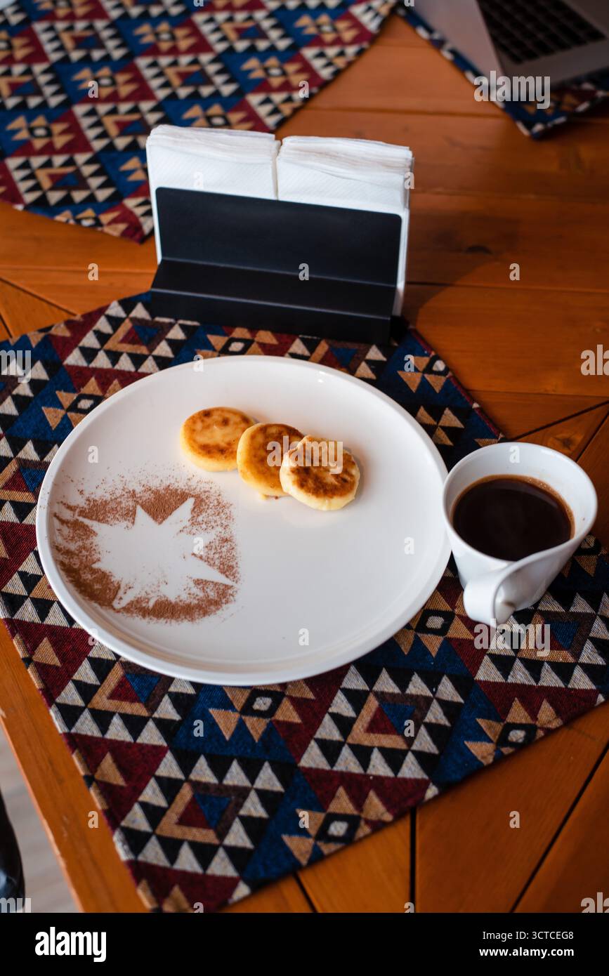 Pfannkuchen und Kaffee im Cinnamon Star Design Stockfoto