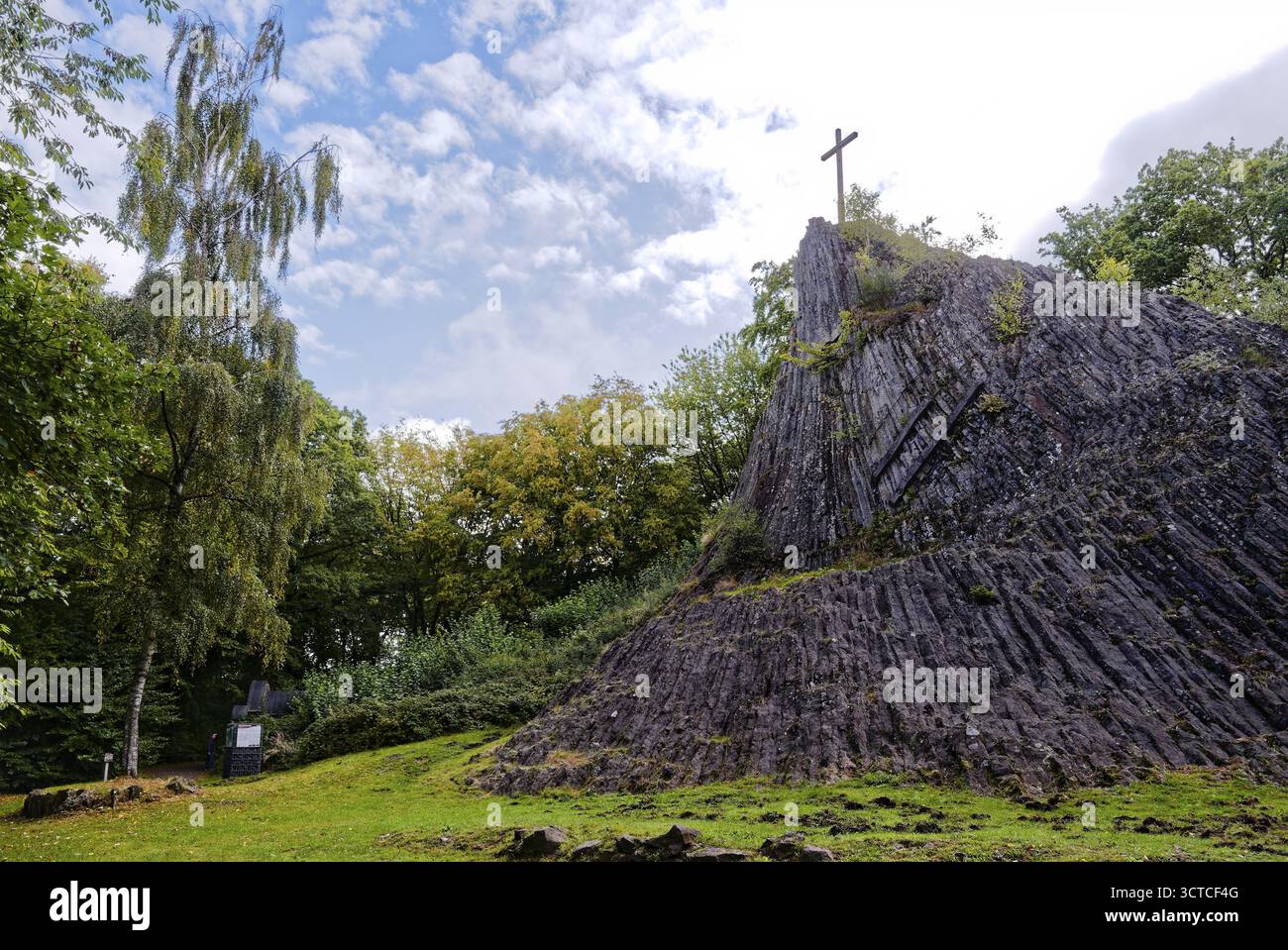Der nationale Geotop Druidenstein, auch Herkersdorfer Koeppel, ist ein kegelfoermiger Fels aus Basalt in Hellerbergland, Siegerland. Kirchen Sieg, Nordrh Stockfoto