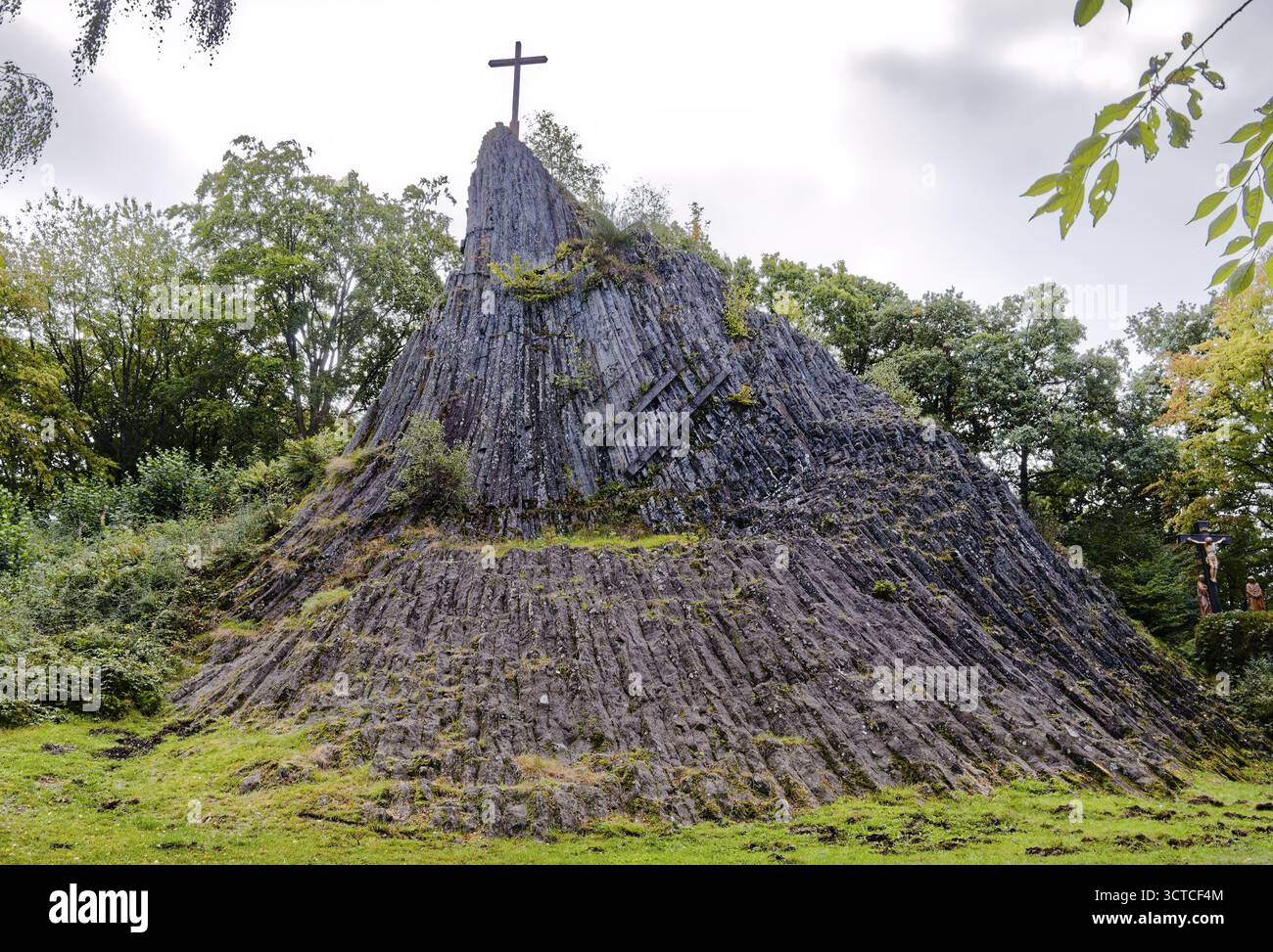 Der nationale Geotop Druidenstein, auch Herkersdorfer Koeppel, ist ein kegelfoermiger Fels aus Basalt in Hellerbergland, Siegerland. Kirchen Sieg, Nordrh Stockfoto