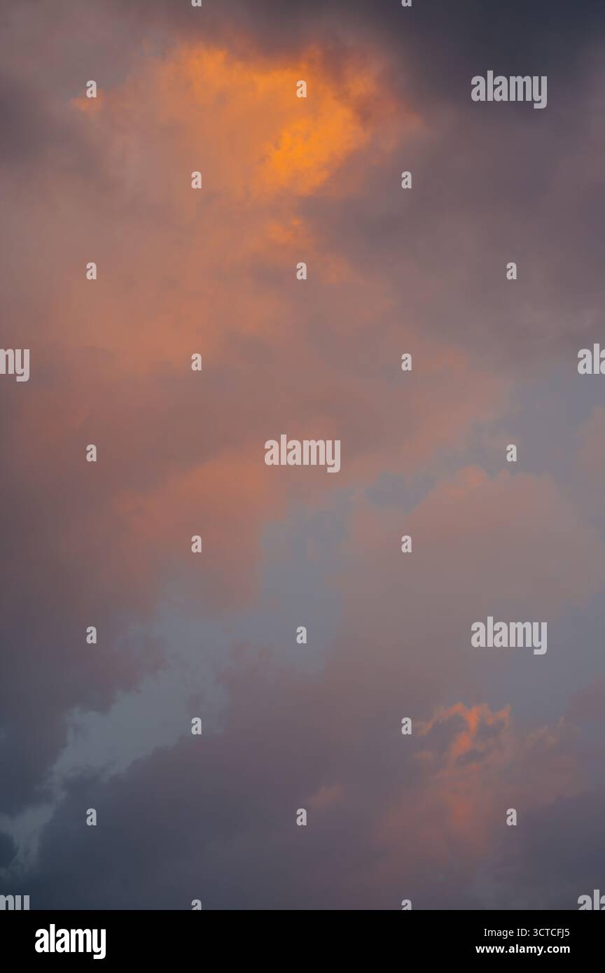 Leuchtende orange und rosafarbene Wolken bei Sonnenuntergang im tropischen Himmel, Gili Air Stockfoto