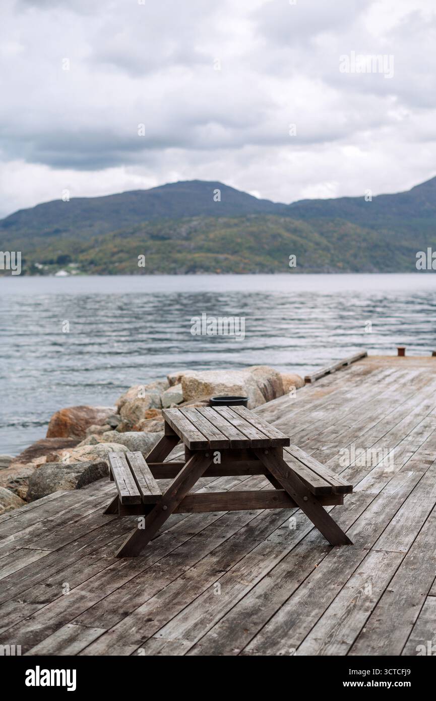Ruhiger Picknickplatz am See in Norwegen Stockfoto