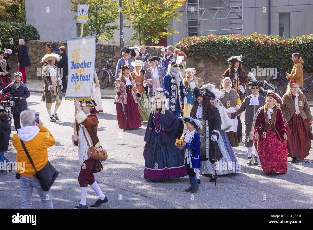 Die Prozession wird von ehemaligen sächsischen Weinsouveränen geleitet, die den Reichtum unserer Weinkulturlandschaft mit ihrer Pracht und ihrem Charme verkörpern. Das sind sie Stockfoto