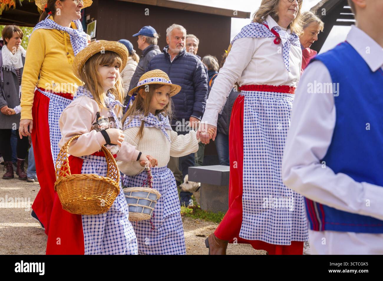 Die Prozession wird von ehemaligen sächsischen Weinsouveränen geleitet, die den Reichtum unserer Weinkulturlandschaft mit ihrer Pracht und ihrem Charme verkörpern. Das sind sie Stockfoto