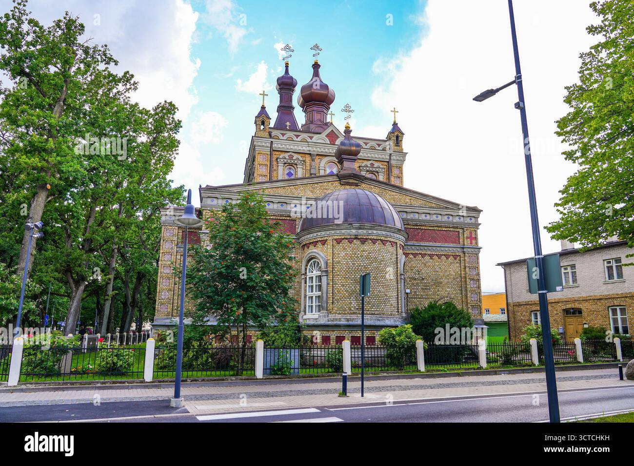 Die Kathedrale von Pärnu in Estland ist ein historisches religiöses Gebäude der estnischen Apostolischen Orthodoxen Kirche im altrussischen Stil Stockfoto